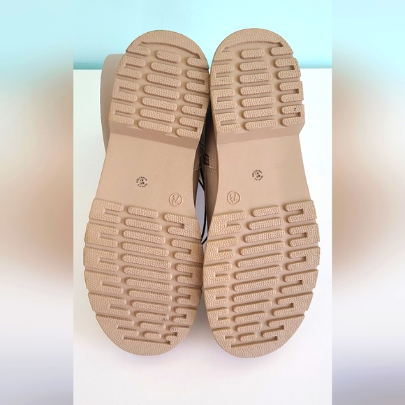🎉HP!🎉 NWT! Arizona Lug Soles Tan Size 7.5 - Picture 8 of 8